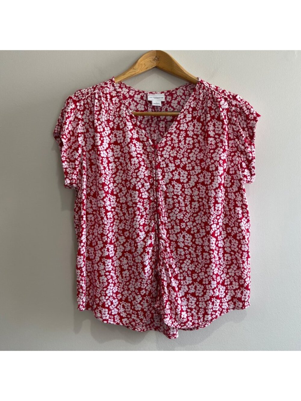 Liz Claiborne Red Floral V-Neck Blouse Womens L Button Up 100% Rayon